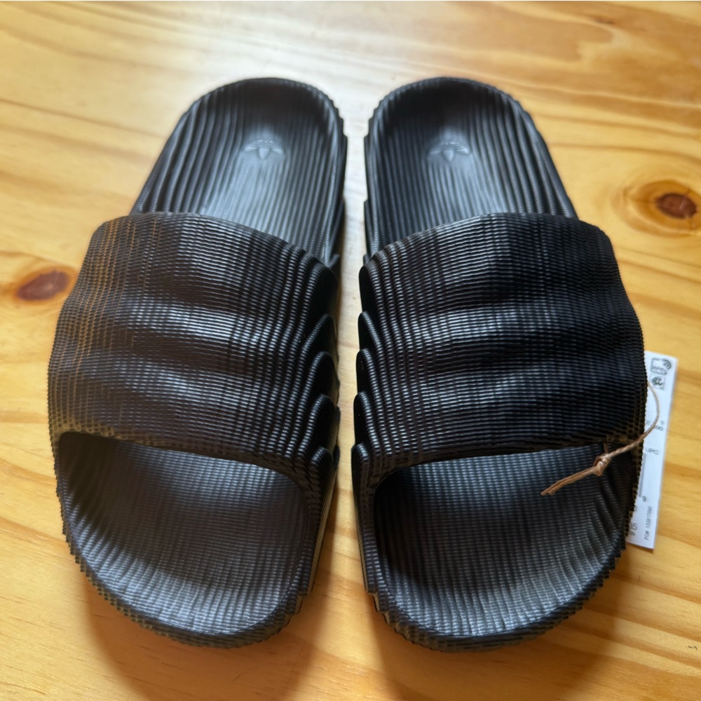 Adidas Sandals ADILETTE 22 SLIDES
Size: men’s 5 - Picture 7 of 8